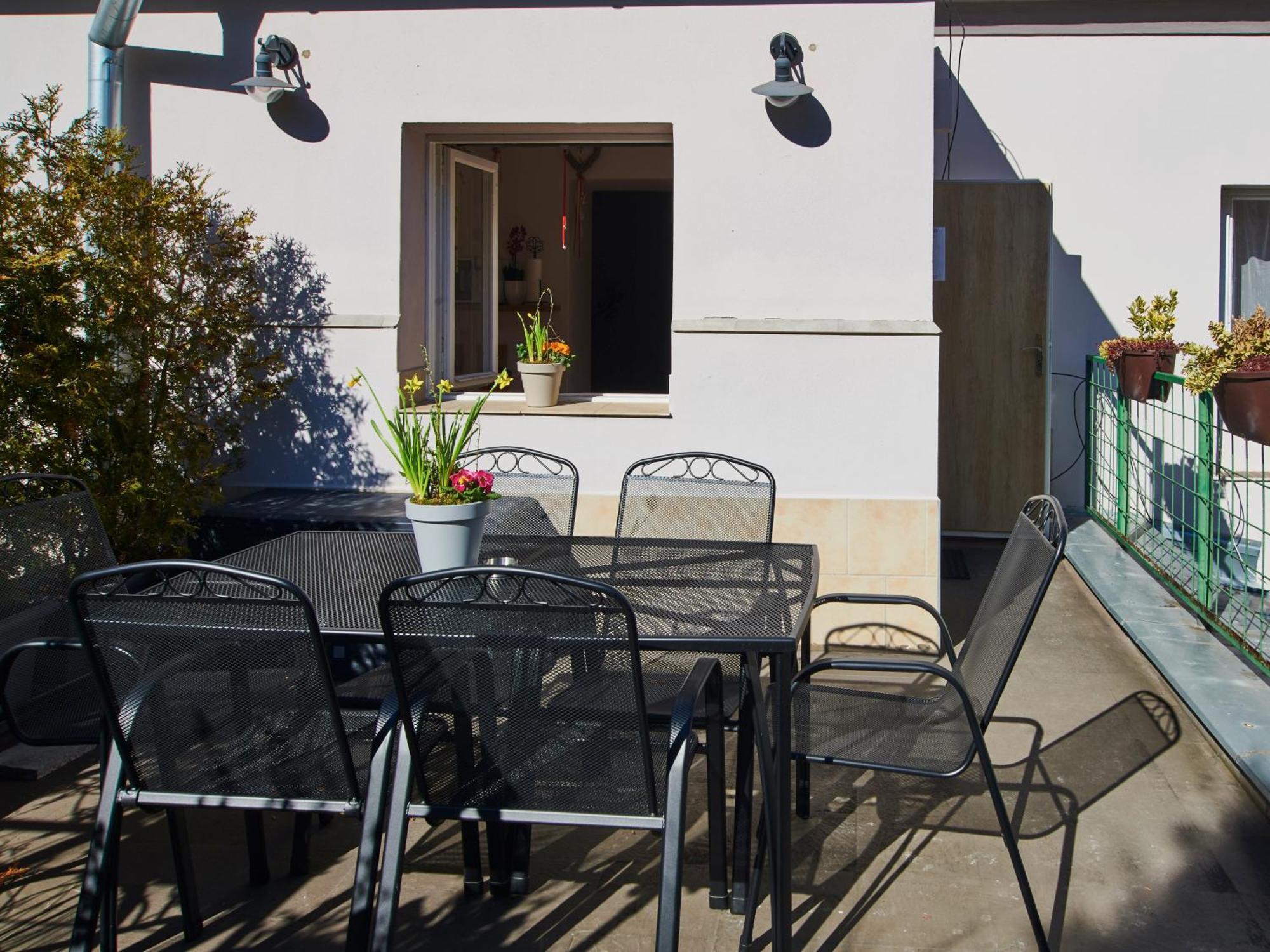 Cozy With Terrace Near Castle Apartamento Praga